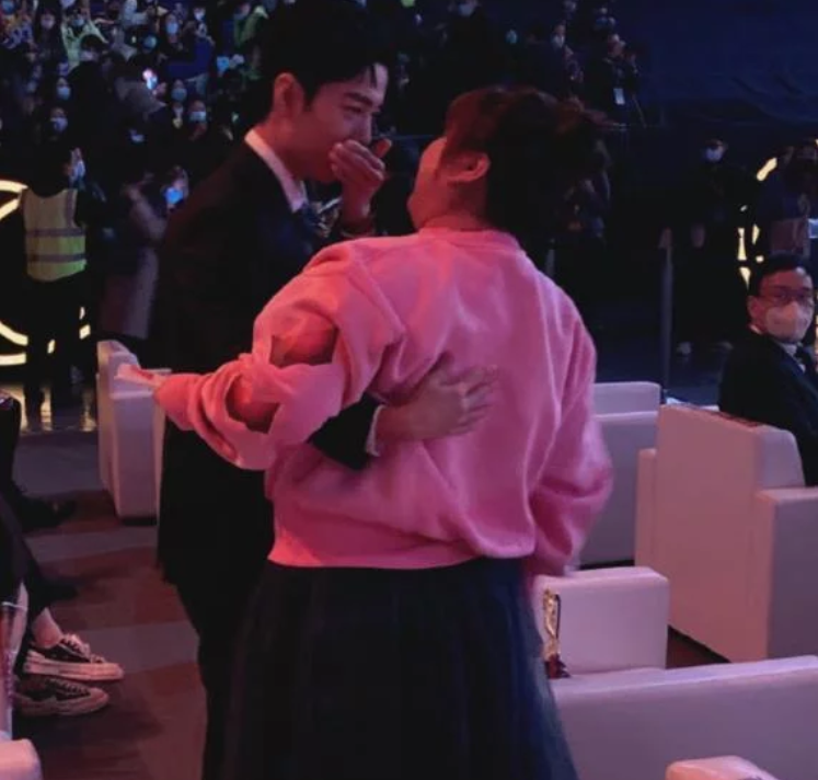 残酷娱乐圈：贾玲成50亿导演被热捧，张小斐身价暴涨明星频示好