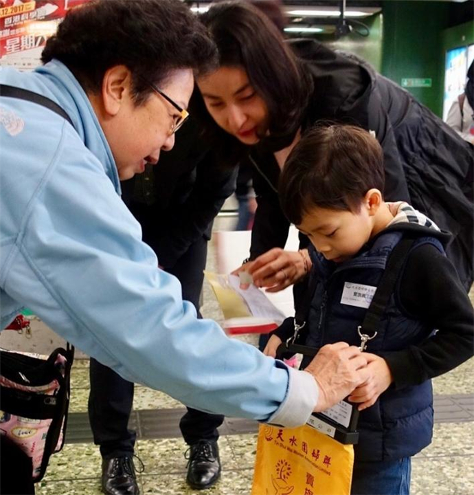 有種“炫富”叫郭晶晶養娃，不曬物質曬教養，網友看到娃後：懂了