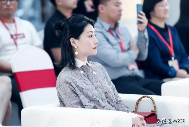 千亿企业唯一女继承人，近40岁仍然“愁嫁”，一辆老车开了十几年