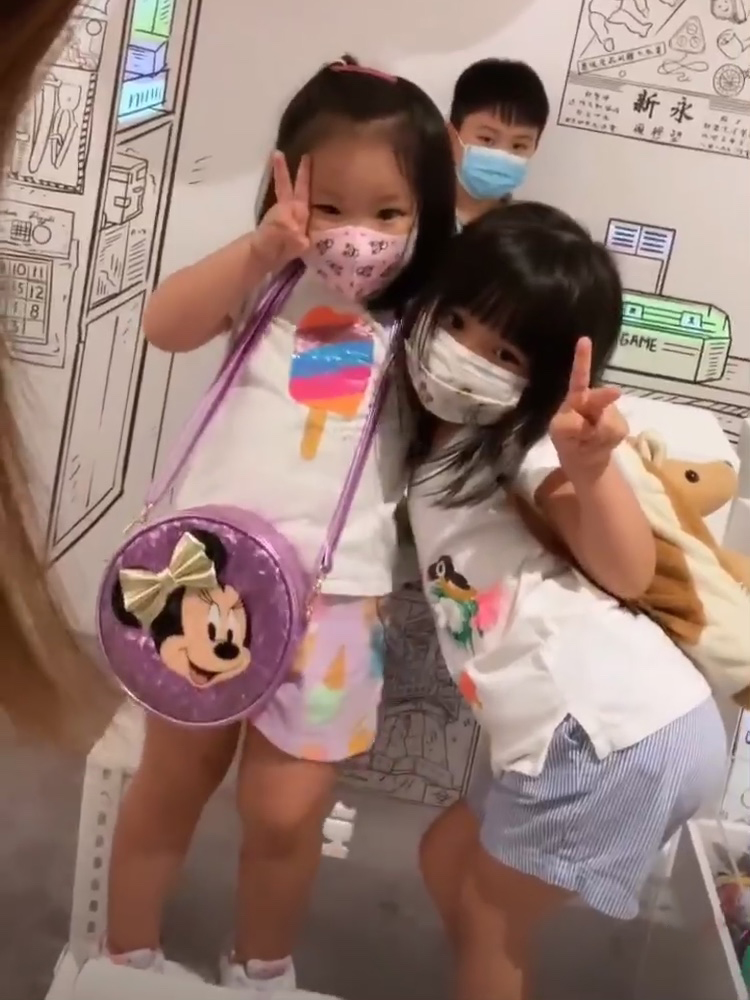 李亚男和女儿看展，全程负责当摄影师，gabby超爱拍照各种摆姿势