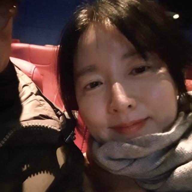 49岁李英爱带孩子玩，9岁龙凤胎身高到妈妈肩膀，女儿可爱漂亮