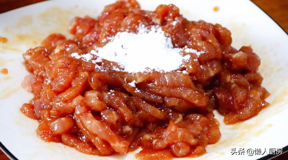 苦瓜炒肉絲，教你一招，肉絲又嫩又滑，一點都不柴