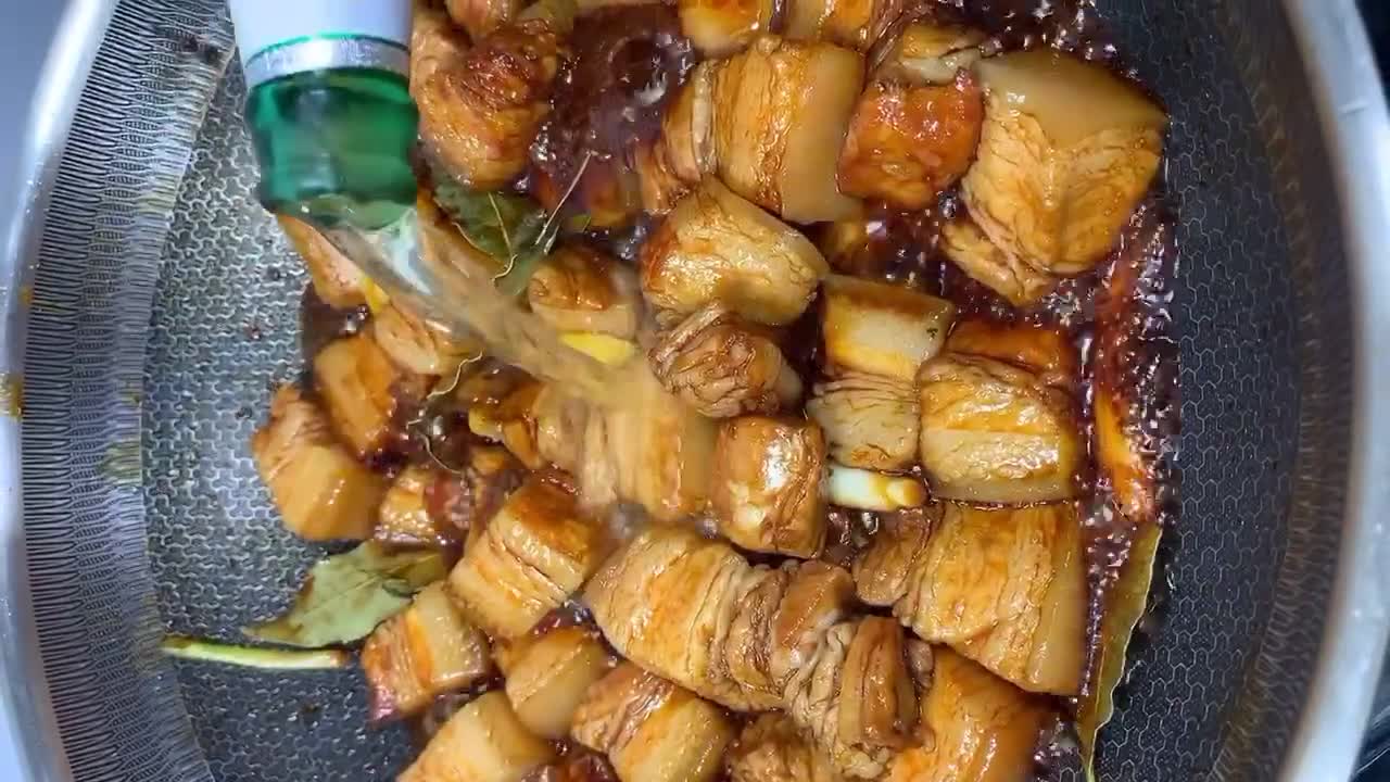 The homemade version of braised pork is fat but not greasy and thin but not firewood. It looks like amber and is super attractive