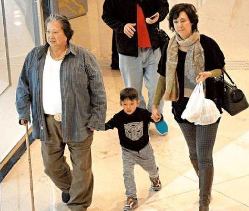 68岁洪金宝暴瘦到认不出，儿媳回应“断食法”瘦身，身体很健康