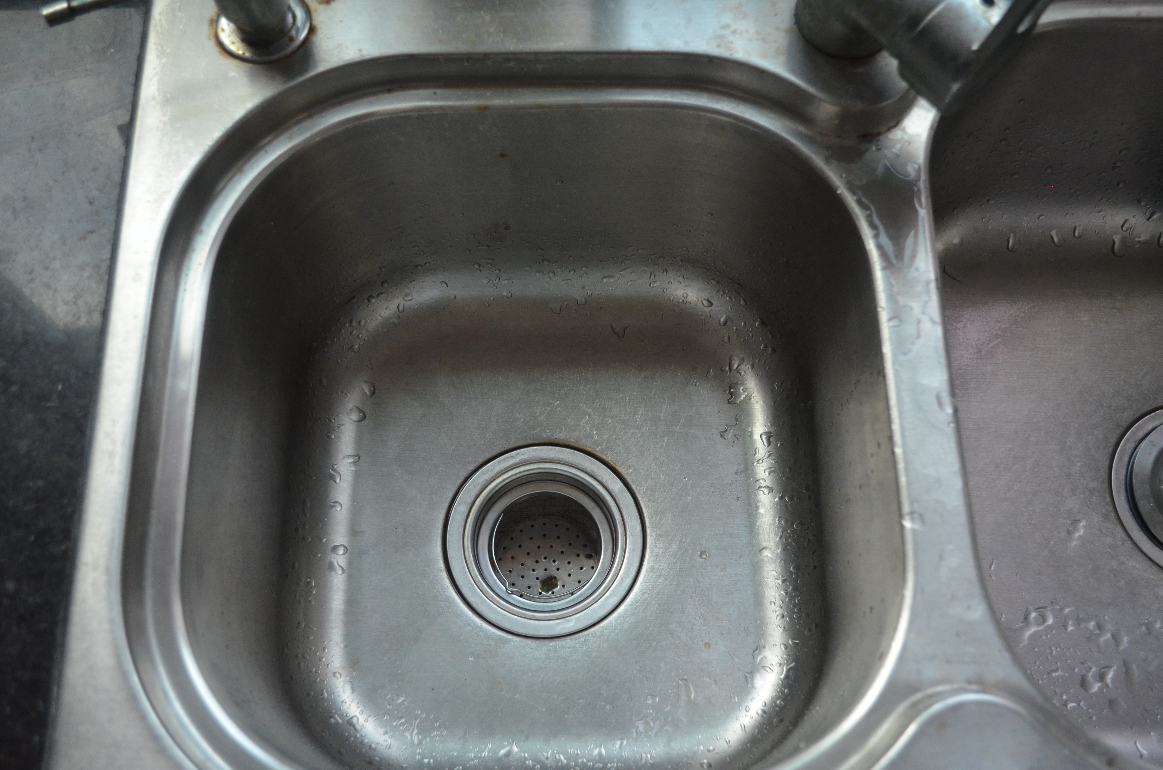 廚房下水道堵了，教你一招，輕鬆疏通不花冤枉錢，鄰居見了紛紛學