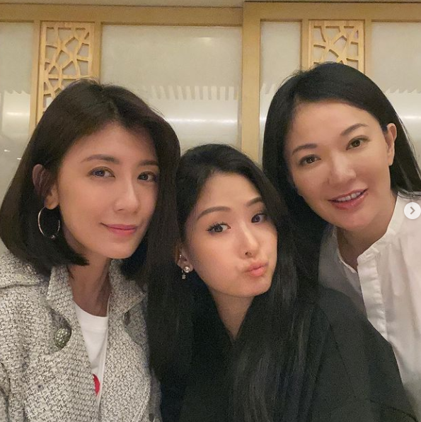 賈靜雯參加名媛聚會，站位邊緣不輸陣，孫芸芸親自為波妞做美甲