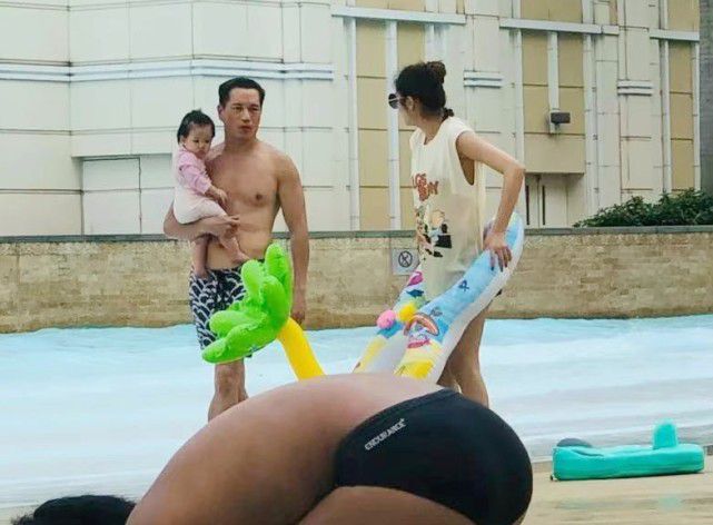 澳门偶遇安以轩一家，夫妻恩爱低调没架子，女儿五官精致超漂亮