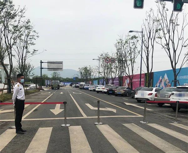 江阴敔山湾绿地项目公然占道！谁来管？