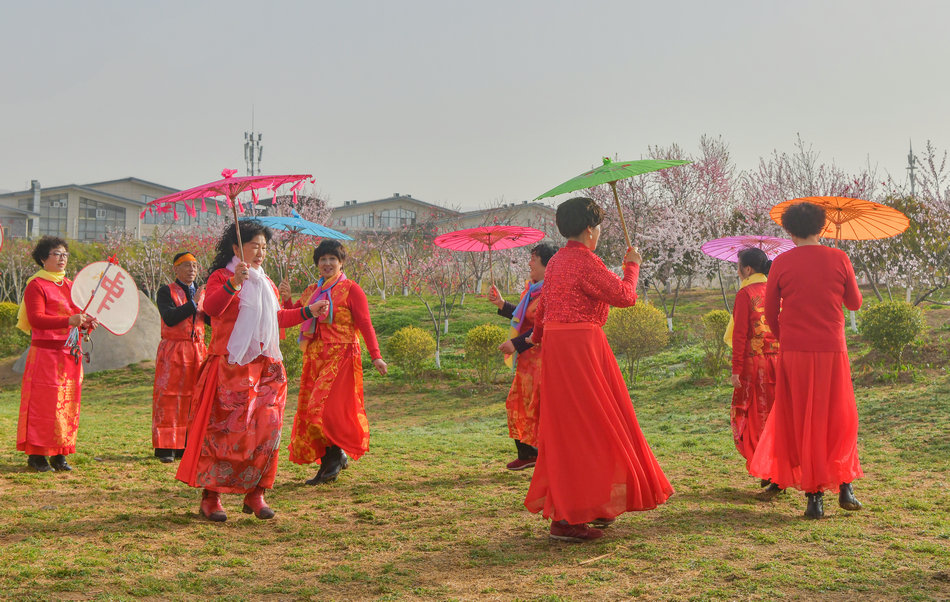 翠湖：桃花灼灼春色美，扇鼓咚咚夕阳红