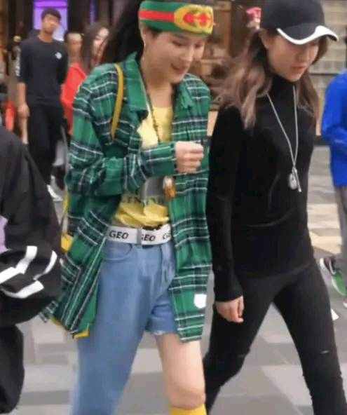 网友街头偶遇赵本山女儿，半只腿穿1\u002F4裤子，