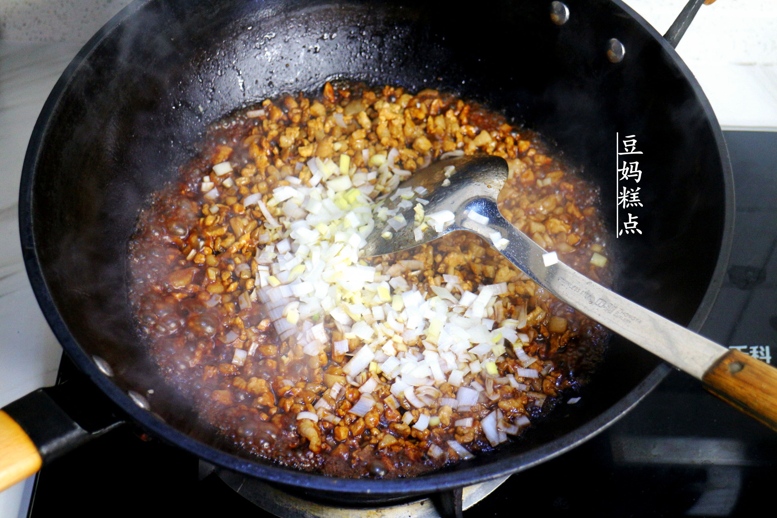 每年過年，我家必做的“醬肉包”，香濃味美，孩子搶著吃