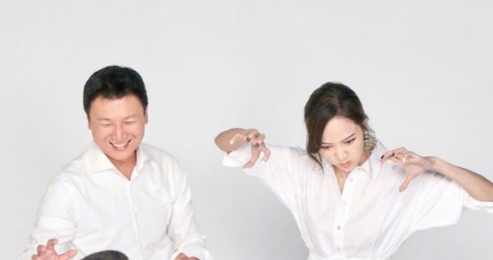 侯佩岑罕見曬全家福，與老公扮恐龍逗兒子開心，互動畫面太溫馨