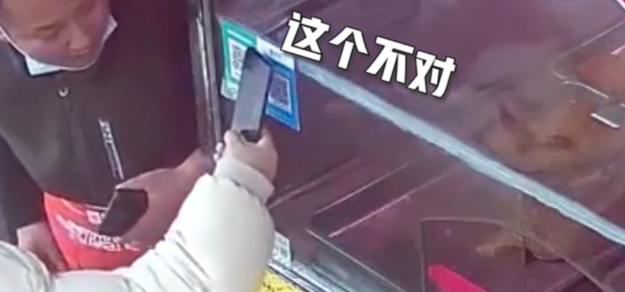 女子打开相机扫码支付，坚称已完成支付，老板：连支付软件都没有