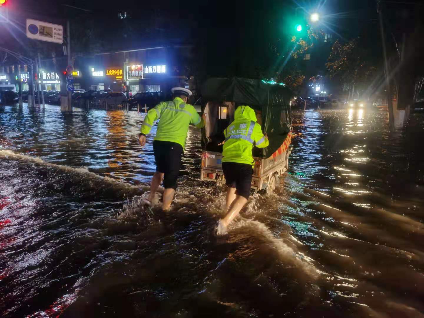 以身测水位 邯郸交巡警雨中帮群众脱离困境