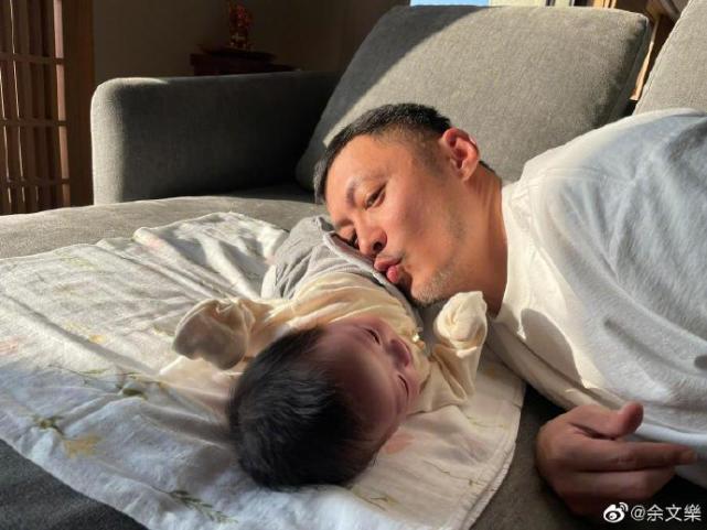 余文樂首曬一家四口合照，半歲女兒正面照曝光，妹妹小臉傲嬌可愛