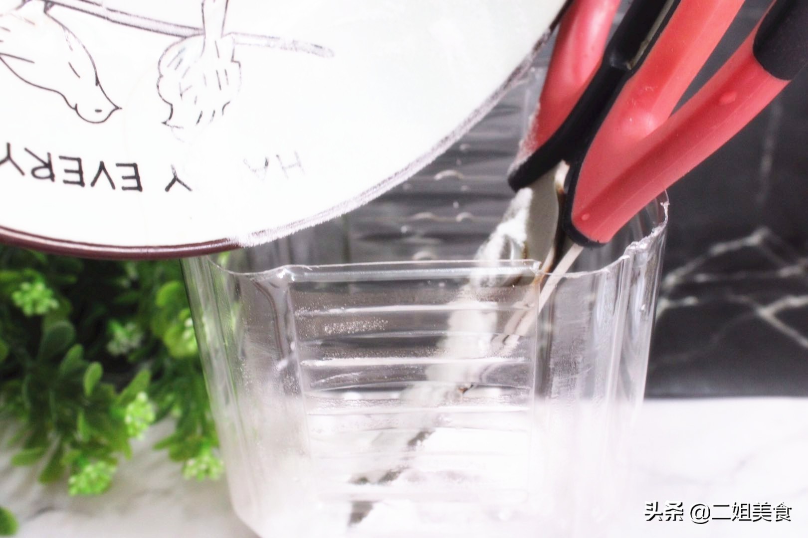 把剪刀放入小蘇打水中，太聰明了，用途花錢買不到，簡單還實用