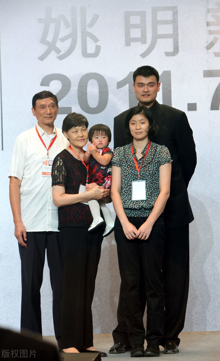 姚明攜女兒外出，他身高突兀10歲女兒身高超1米7，側臉太像爸爸