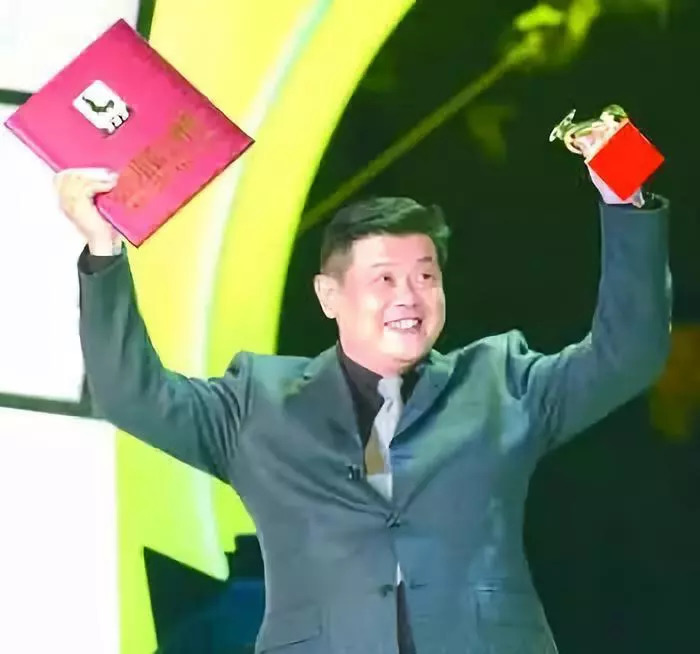 傅彪去世已有16年，承诺要帮他养儿子的葛优，做到了吗？