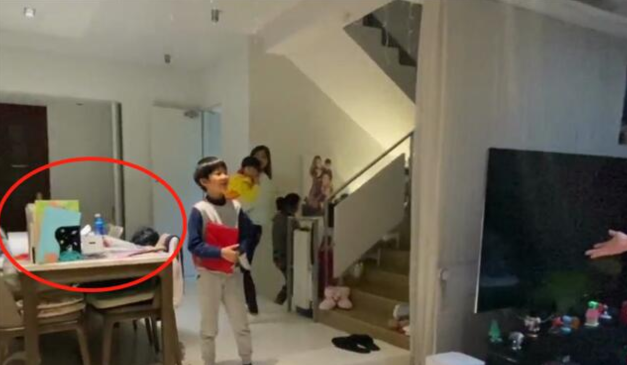 洪金寶長子與妻兒團聚痛哭，3層豪華別墅曝光，裝修簡單擺設雜亂