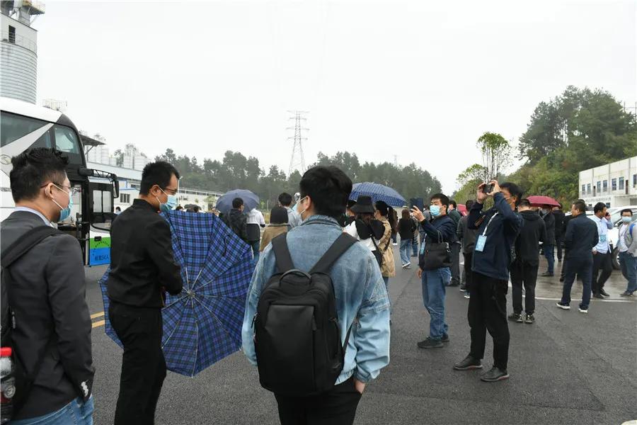 参观优质石膏工厂并现场观摩机械化施工演示