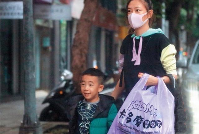 應采兒透露Jasper轉學到香港，希望他考上清華北大或耶魯