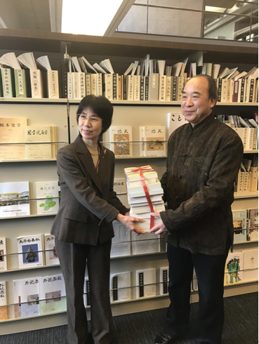 继英译本,日译本后,微型小说名家凌鼎年微型小说韩译本正式出版
