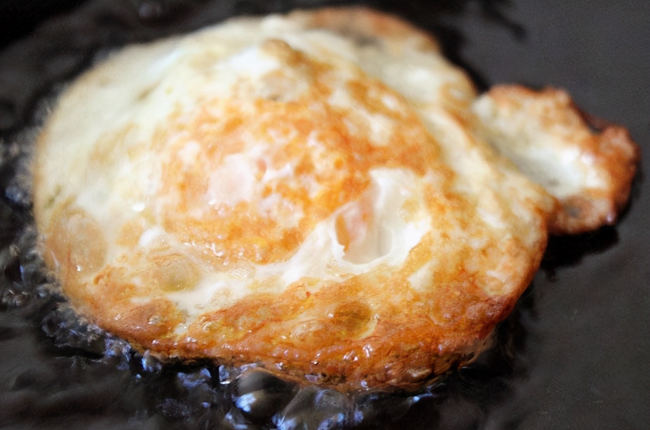 煎荷包蛋,学会1个妙招,鸡蛋不粘锅香嫩美味  美食做法 第3张