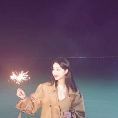 致自己生日感悟的句子，自己生日发朋友圈的说说：承蒙时光不弃图片