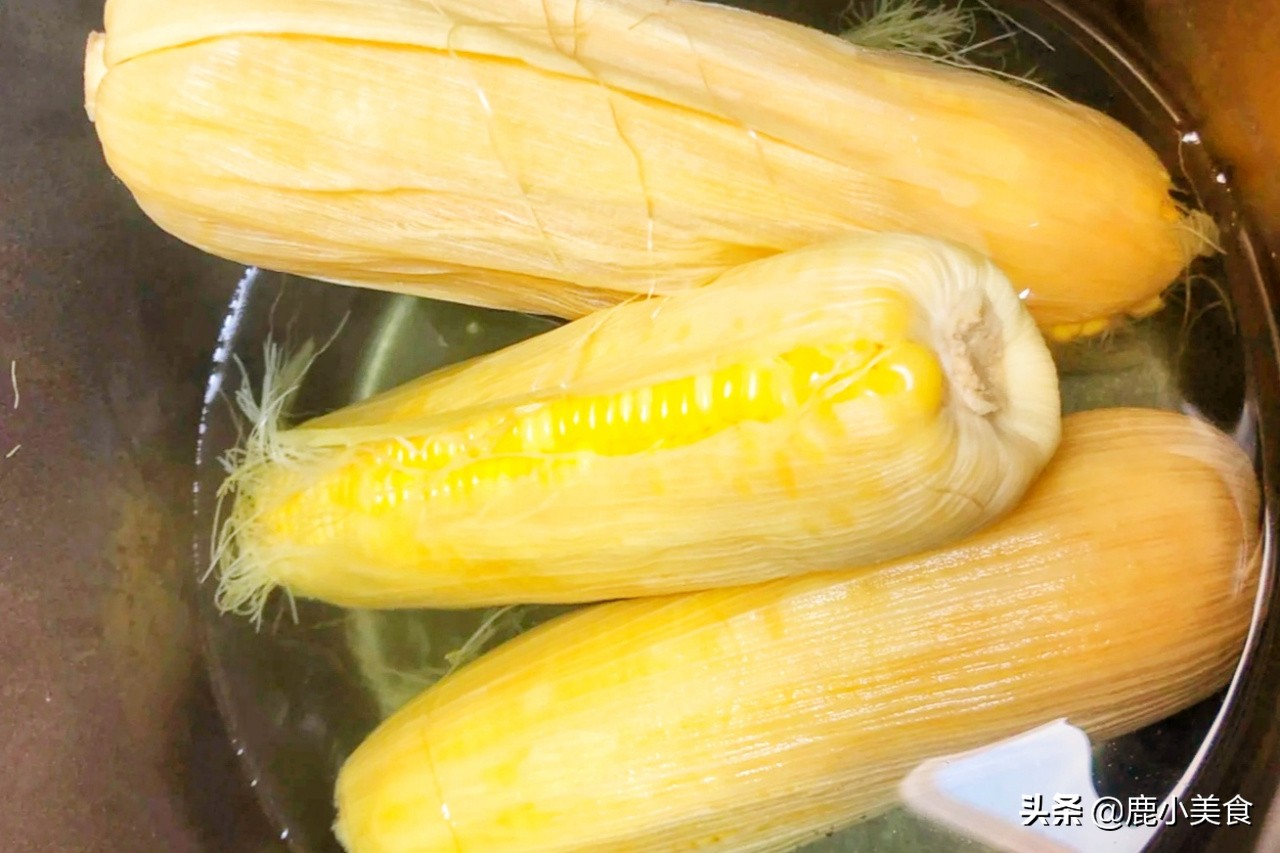 煮玉米別只簡單水煮，多加2樣調料，玉米又香又甜，水嫩更有營養