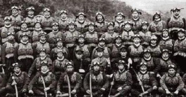 二战伏龙特攻队：日军死士受命下海炸美舰，结