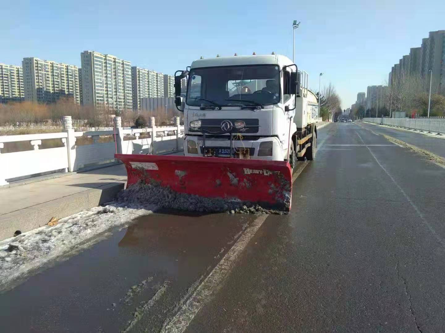 临沭城市管理局开展“清雪铲冰迎元旦”志愿服务活动保障节日环境