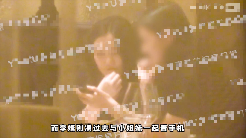 王菲现身聚会兴致高，和李嫣搭话烟酒不离手，