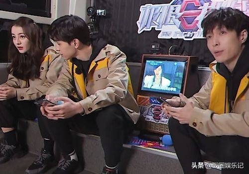 当迪丽热巴跟邓伦坐一辆车，谁注意她挨着谁？关系好坏很明显