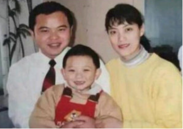 突发！黄子韬52岁爸爸因病去世，生前与黄子韬合开公司