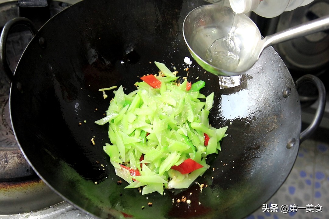 价格和黄瓜差不多，含铁量是黄瓜12倍！清炒佛手瓜，夏天吃正合适