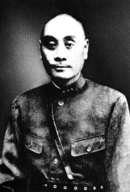他是川军抗日名将，解放战争时被我军俘虏，刘伯承陈毅亲自去探望