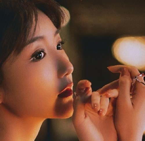 毛晓彤躲角落抽烟被拍，粉丝纷纷维护，杨颖抽