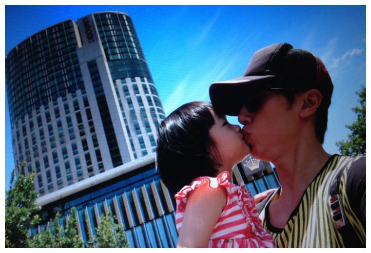 李亚鹏亲吻李嫣大腿惹争议，本尊回应：女儿脚趾头都是臭香臭香的