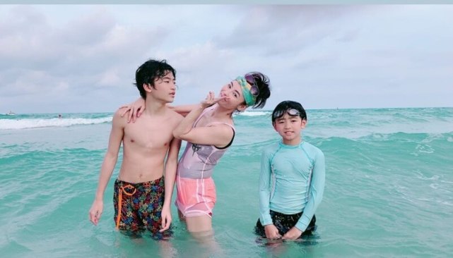 张柏芝抱小儿子超市购物，否认怀第四胎，自曝正式封肚不再生育