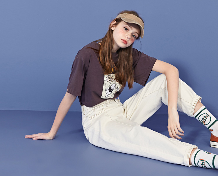 黑色T恤+牛仔裤，这个季节你最靓