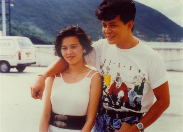 黄日华在爱妻临终前承诺永不再娶，买下夫妻墓