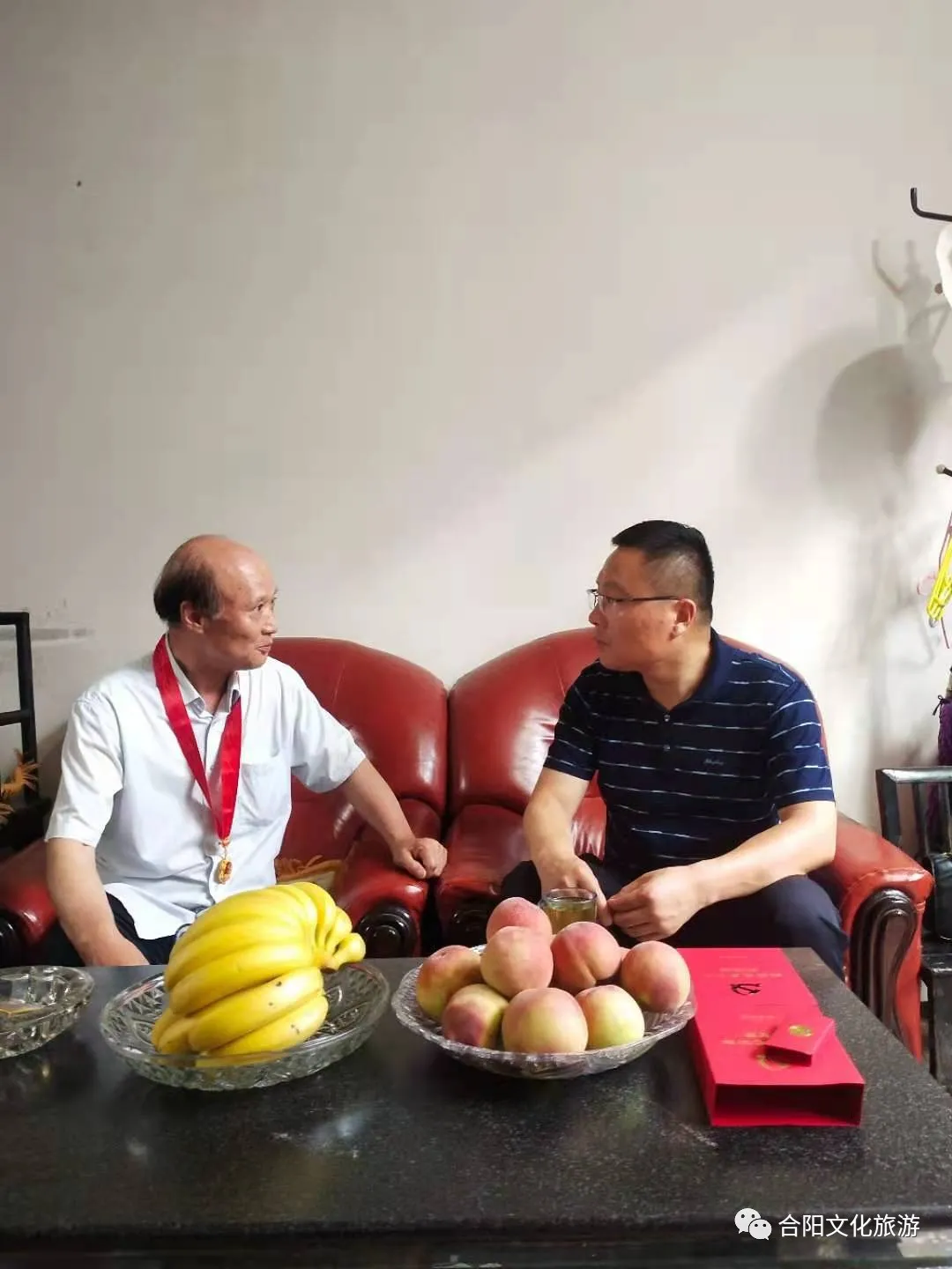 文旅局黨委走訪慰問(wèn)“光榮在黨50年” 老黨員和生活困難黨員