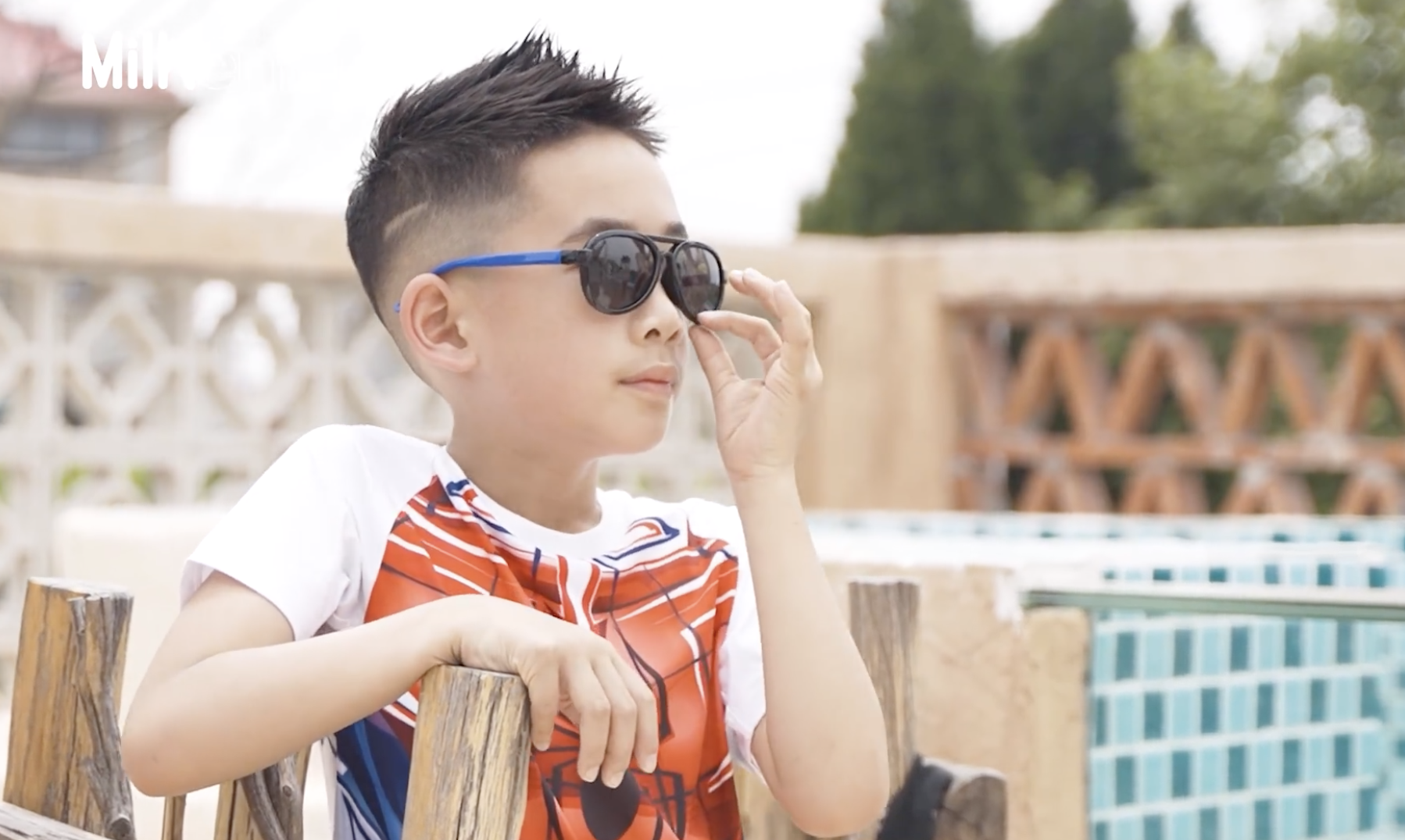 Jasper拍六一写真，8岁小小春长成翩翩少年，玩水吹泡泡充满童趣