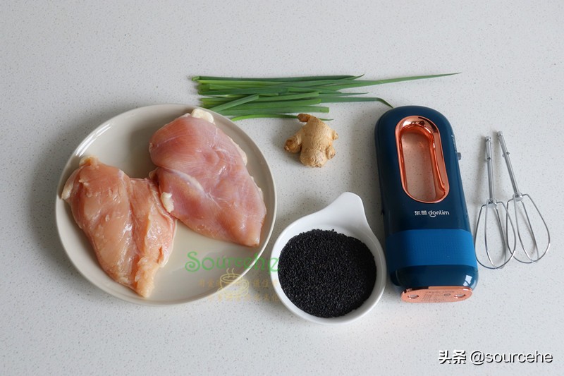 自從學會做肉鬆，隔三差五做一次，寶寶吃粥加一勺，一碗不夠吃