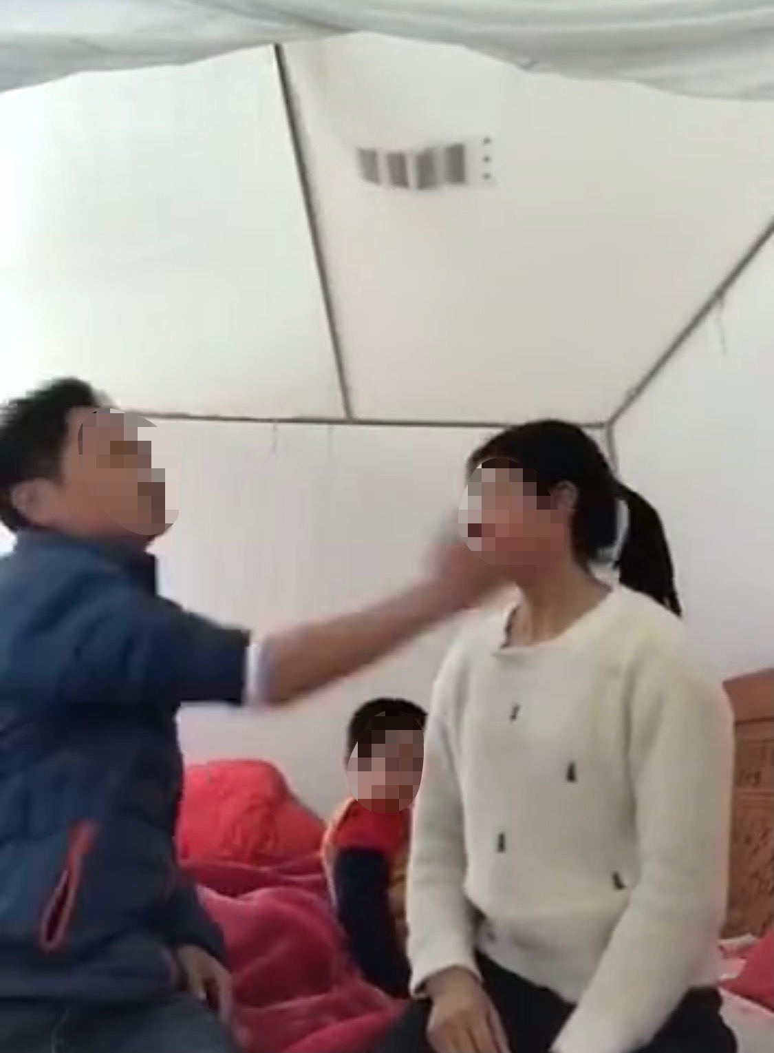疑因骂婆婆，广东女子被丈夫45秒掌掴23次吐血：