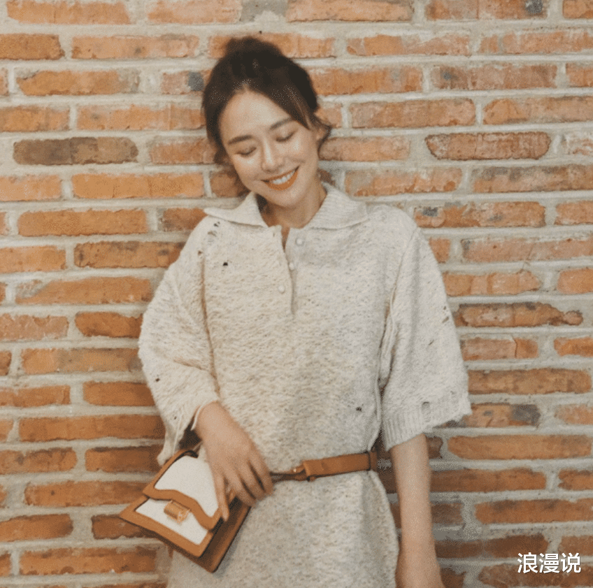 马思纯被采访时“衣冠不整”?包装有必要,粉丝:把衣服能拉上去吗?