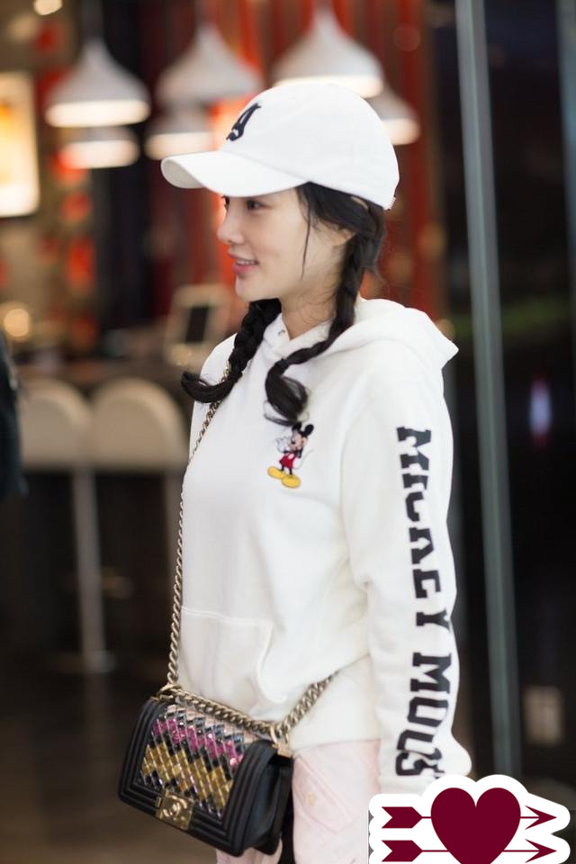 李小璐街拍真瘦，卫衣里套衬衫也不臃肿，看身