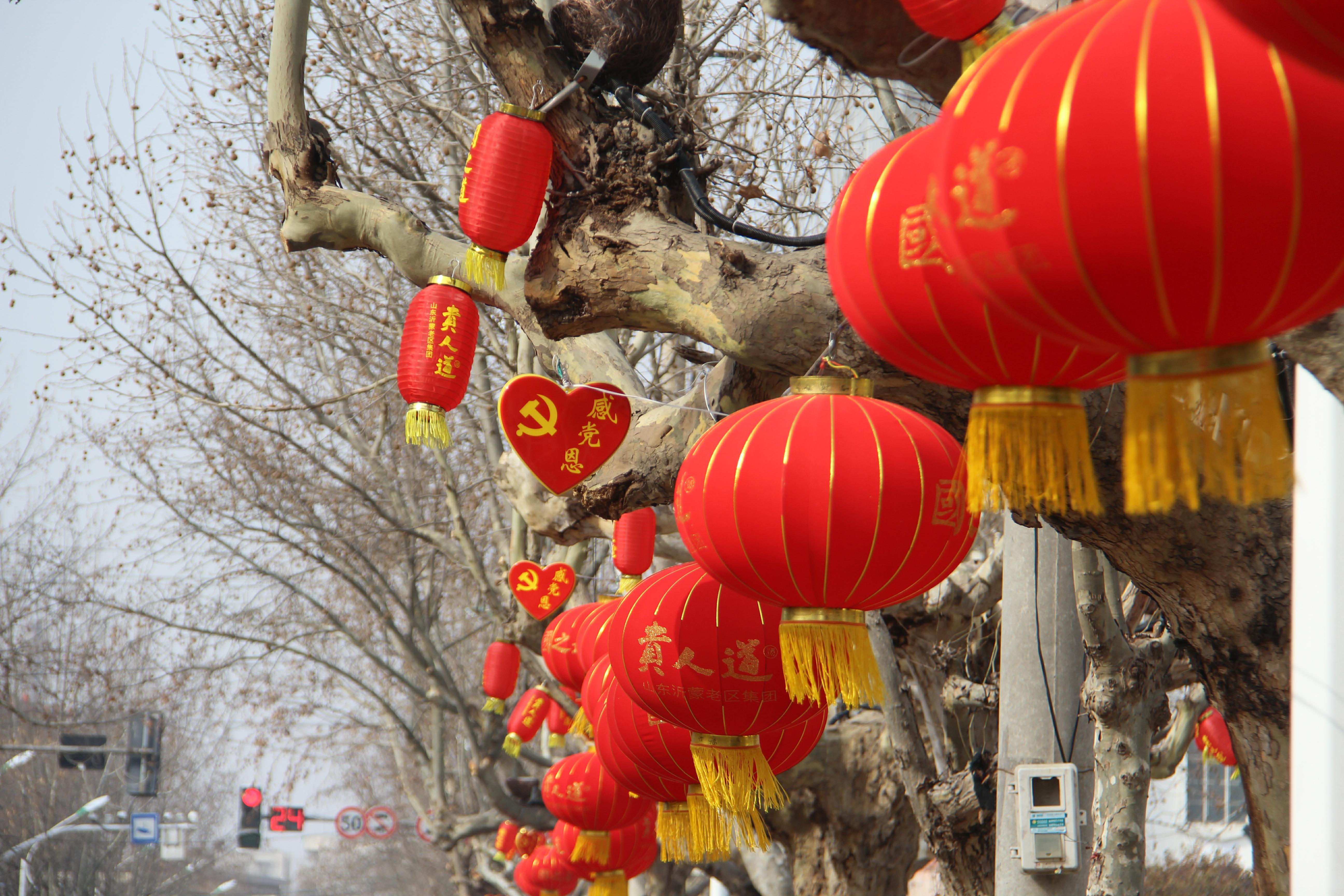 临沭县综合行政执法局悬挂红灯笼扮靓城市景观营造节日氛围