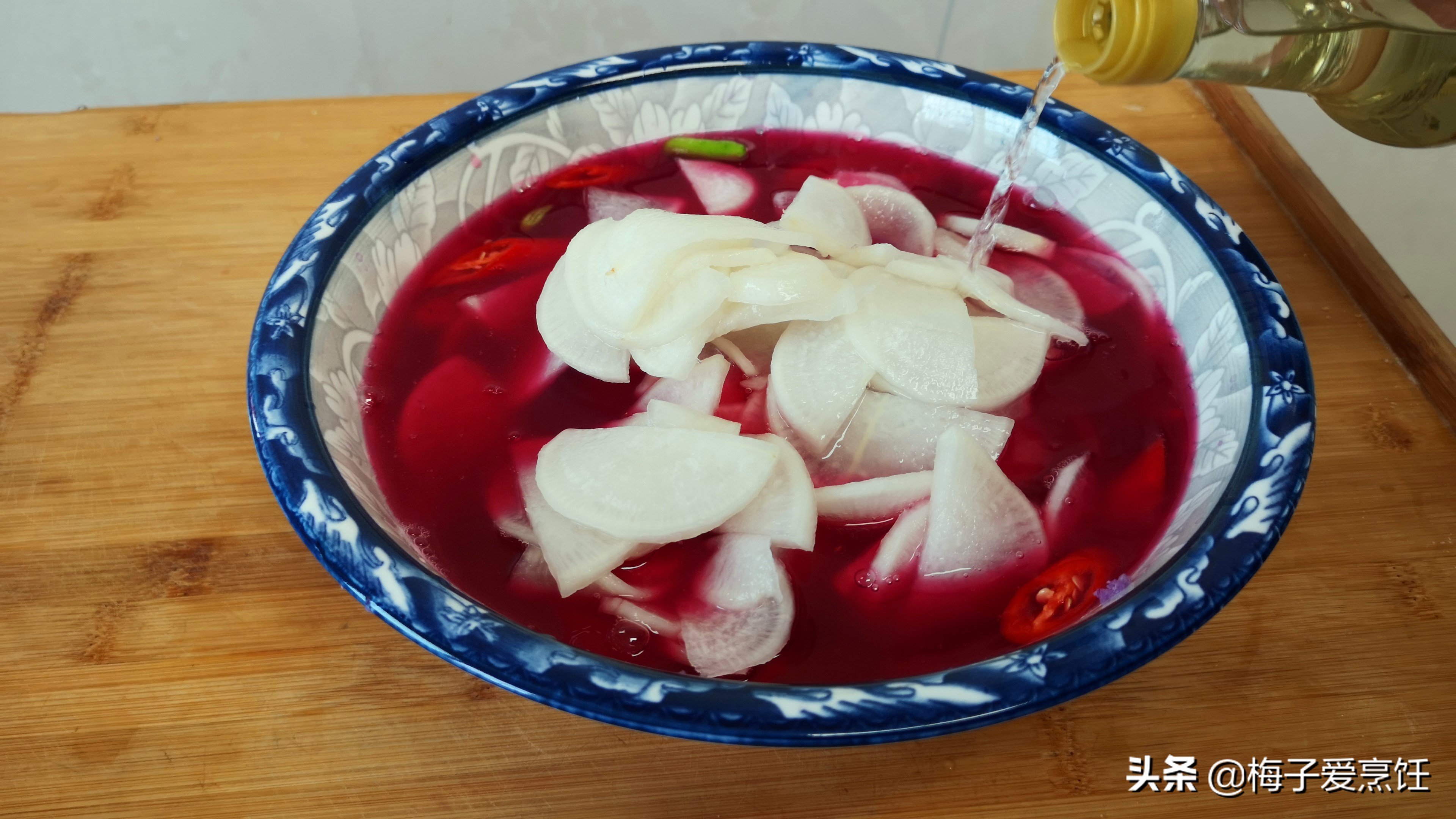 教你糖醋萝卜的做法，加点白醋瞬间变颜色，解腻开胃，好吃还好看