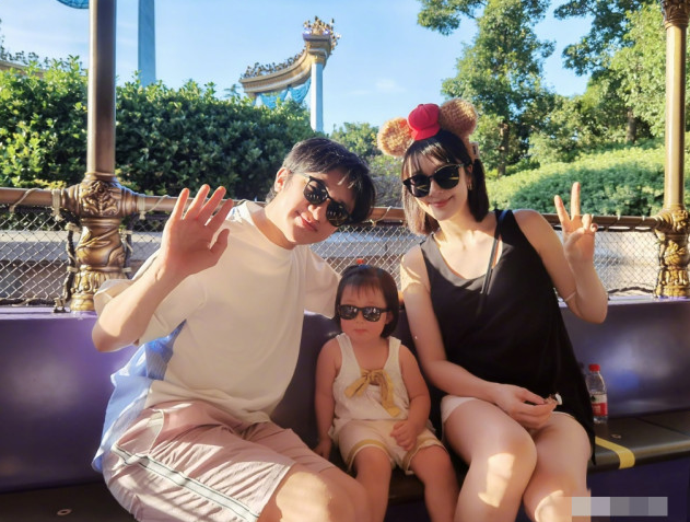 李亚男挺孕肚热舞，全程扭腰摆臀甩头动作超大，网友：小心宝宝